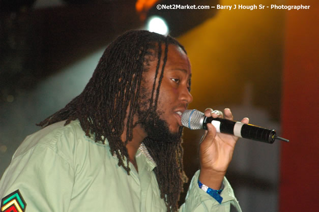 Dwayne Stephenson - Red Stripe Reggae Sumfest 2007 - Zenith - Saturday, July 21, 2007 - Catherine Hall, Montego Bay, St James, Jamaica W.I. - Negril Travel Guide, Negril Jamaica WI - http://www.negriltravelguide.com - info@negriltravelguide.com...!