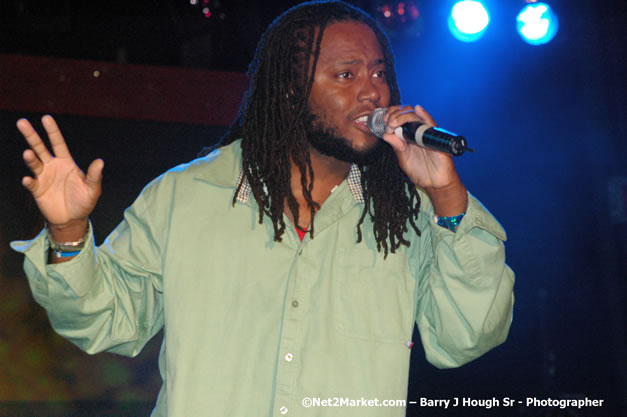 Dwayne Stephenson - Red Stripe Reggae Sumfest 2007 - Zenith - Saturday, July 21, 2007 - Catherine Hall, Montego Bay, St James, Jamaica W.I. - Negril Travel Guide, Negril Jamaica WI - http://www.negriltravelguide.com - info@negriltravelguide.com...!