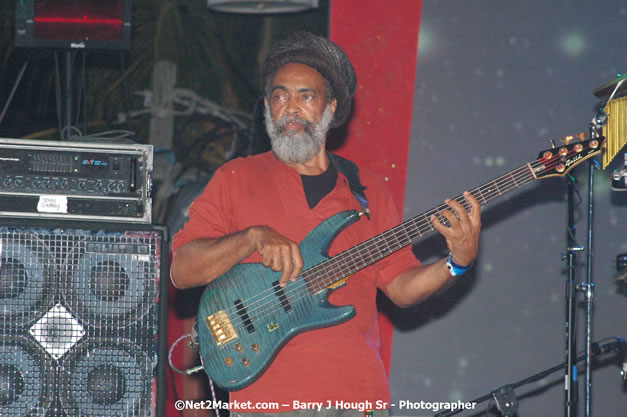 Dwayne Stephenson - Red Stripe Reggae Sumfest 2007 - Zenith - Saturday, July 21, 2007 - Catherine Hall, Montego Bay, St James, Jamaica W.I. - Negril Travel Guide, Negril Jamaica WI - http://www.negriltravelguide.com - info@negriltravelguide.com...!