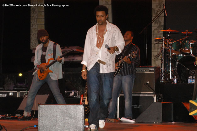 Shaggy @ The Aqueduct on Rose Hall - Friday, January 26, 2007 - 10th Anniversary - Air Jamaica Jazz & Blues Festival 2007 - The Art of Music - Tuesday, January 23 - Saturday, January 27, 2007, The Aqueduct on Rose Hall, Montego Bay, Jamaica - Negril Travel Guide, Negril Jamaica WI - http://www.negriltravelguide.com - info@negriltravelguide.com...!