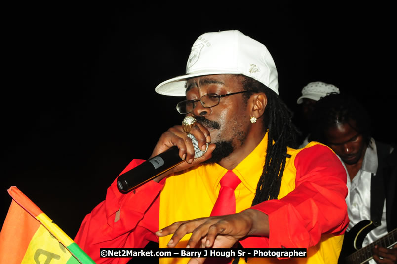 Beenie Man - Live in Concert, plus Hiyah Grade Band @ The Sunset Show @ Negril Escape Resort and Spa, Tuesday, February 3, 2009 - Live Reggae Music at Negril Escape - Tuesday Nights 6:00PM to 10:00 PM - One Love Drive, West End, Negril, Westmoreland, Jamaica W.I. - Photographs by Net2Market.com - Barry J. Hough Sr, Photographer/Photojournalist - The Negril Travel Guide - Negril's and Jamaica's Number One Concert Photography Web Site with over 40,000 Jamaican Concert photographs Published -  Negril Travel Guide, Negril Jamaica WI - http://www.negriltravelguide.com - info@negriltravelguide.com...!