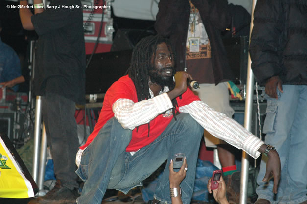 Buju Banton @ Tru-Juice Rebel Salute 2007 - Saturday, January 13, 2007, Port Kaiser Sports Club, St. Elizabeth - Negril Travel Guide, Negril Jamaica WI - http://www.negriltravelguide.com - info@negriltravelguide.com...!