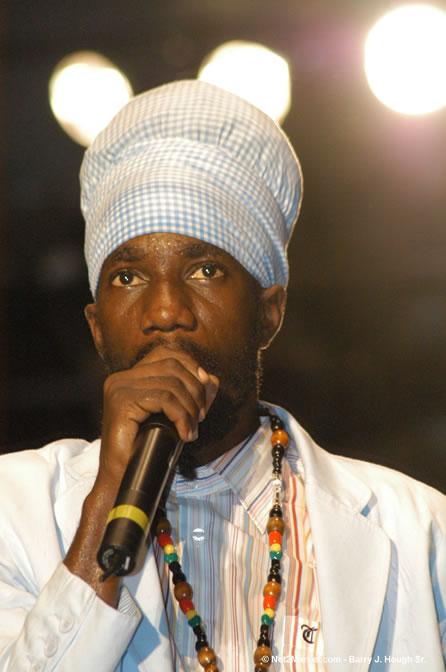 Sizzla - Red Stripe Reggae Sumfest 2005 - Dancehall Night - July 21th, 2005 - Negril Travel Guide, Negril Jamaica WI - http://www.negriltravelguide.com - info@negriltravelguide.com...!