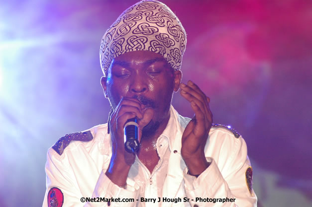 Anthony B - Explosion - Red Stripe Reggae Sumfest 2007 - Thursday, July 19, 2007 - Red Stripe Reggae Sumfest 2007 at Catherine Hall, Montego Bay, St James, Jamaica W.I. - Negril Travel Guide, Negril Jamaica WI - http://www.negriltravelguide.com - info@negriltravelguide.com...!