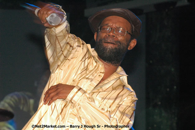 Beres Hammond - Red Stripe Reggae Sumfest 2007 - Zenith - Saturday, July 21, 2007 - Catherine Hall, Montego Bay, St James, Jamaica W.I. - Negril Travel Guide, Negril Jamaica WI - http://www.negriltravelguide.com - info@negriltravelguide.com...!