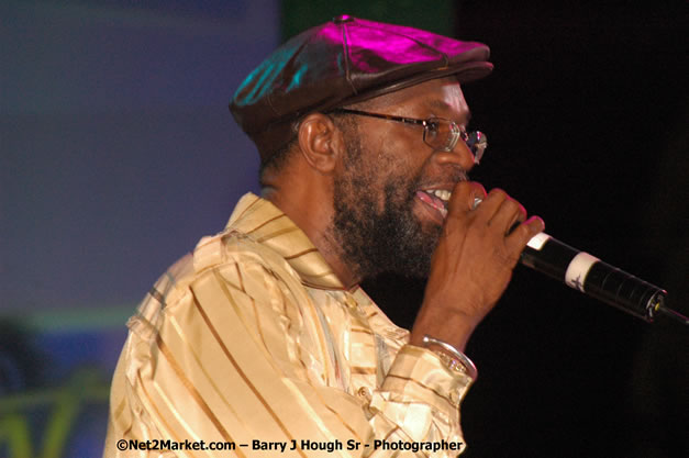 Beres Hammond - Red Stripe Reggae Sumfest 2007 - Zenith - Saturday, July 21, 2007 - Catherine Hall, Montego Bay, St James, Jamaica W.I. - Negril Travel Guide, Negril Jamaica WI - http://www.negriltravelguide.com - info@negriltravelguide.com...!