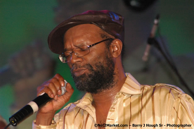 Beres Hammond - Red Stripe Reggae Sumfest 2007 - Zenith - Saturday, July 21, 2007 - Catherine Hall, Montego Bay, St James, Jamaica W.I. - Negril Travel Guide, Negril Jamaica WI - http://www.negriltravelguide.com - info@negriltravelguide.com...!