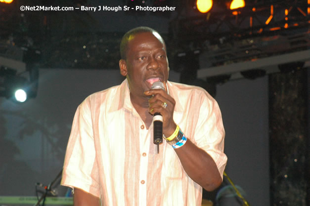 Leroy Sibbles - Red Stripe Reggae Sumfest 2007 - Zenith - Saturday, July 21, 2007 - Catherine Hall, Montego Bay, St James, Jamaica W.I. - Negril Travel Guide, Negril Jamaica WI - http://www.negriltravelguide.com - info@negriltravelguide.com...!