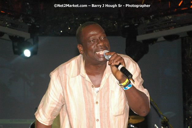 Leroy Sibbles - Red Stripe Reggae Sumfest 2007 - Zenith - Saturday, July 21, 2007 - Catherine Hall, Montego Bay, St James, Jamaica W.I. - Negril Travel Guide, Negril Jamaica WI - http://www.negriltravelguide.com - info@negriltravelguide.com...!