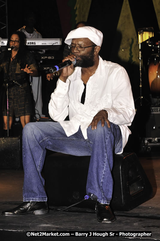 Beres Hammond @ Red Stripe Reggae Sumfest 2008 International Night 2, Catherine Hall, Montego Bay - Saturday, July 19, 2008 - Reggae Sumfest 2008 July 13 - July 19, 2008 - Photographs by Net2Market.com - Barry J. Hough Sr. Photojournalist/Photograper - Photographs taken with a Nikon D300 - Negril Travel Guide, Negril Jamaica WI - http://www.negriltravelguide.com - info@negriltravelguide.com...!