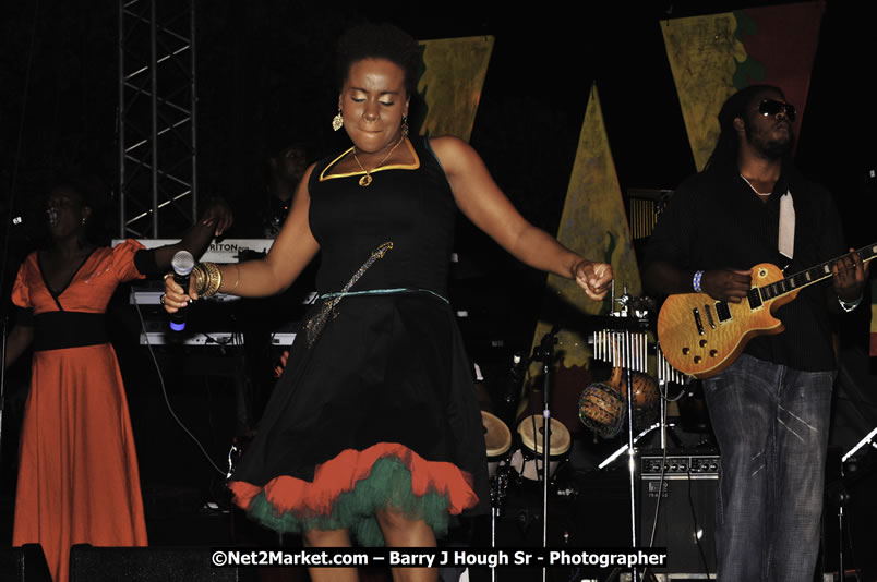 Etana @ Red Stripe Reggae Sumfest 2008 International Night 2, Catherine Hall, Montego Bay - Saturday, July 19, 2008 - Reggae Sumfest 2008 July 13 - July 19, 2008 - Photographs by Net2Market.com - Barry J. Hough Sr. Photojournalist/Photograper - Photographs taken with a Nikon D300 - Negril Travel Guide, Negril Jamaica WI - http://www.negriltravelguide.com - info@negriltravelguide.com...!