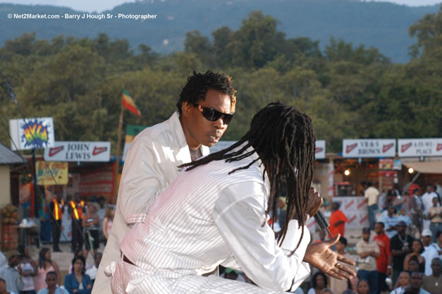 Buju Banton - Red Stripe Reggae Sumfest 2006 - The Summit - Jamaica's Greatest, The World's Best - Saturday, July 22, 2006 - Montego Bay, Jamaica - Negril Travel Guide, Negril Jamaica WI - http://www.negriltravelguide.com - info@negriltravelguide.com...!