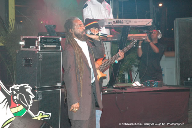 John Holt Recipient of Reggae Sumfest Lifetime Award - Ignition - The Internation Fire Blazes - Friday, July 21, 2006 - Montego Bay, Jamaica - Negril Travel Guide, Negril Jamaica WI - http://www.negriltravelguide.com - info@negriltravelguide.com...!