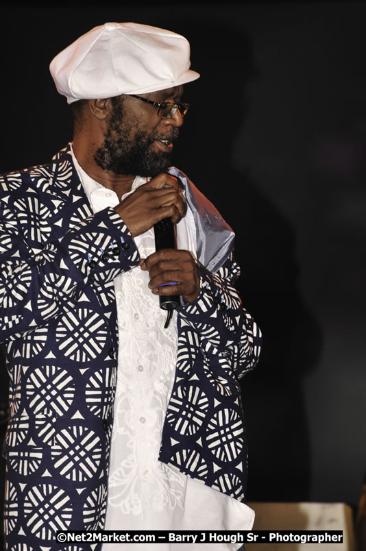 Beres Hammond @ Reggae Sumfest 2008 International Night 2, Catherine Hall, Montego Bay - Saturday, July 19, 2008 - Reggae Sumfest 2008 July 13 - July 19, 2008 - Photographs by Net2Market.com - Barry J. Hough Sr. Photojournalist/Photograper - Photographs taken with a Nikon D300 - Negril Travel Guide, Negril Jamaica WI - http://www.negriltravelguide.com - info@negriltravelguide.com...!