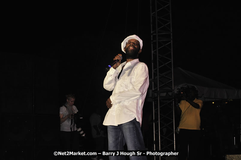 Beres Hammond @ Reggae Sumfest 2008 International Night 2, Catherine Hall, Montego Bay - Saturday, July 19, 2008 - Reggae Sumfest 2008 July 13 - July 19, 2008 - Photographs by Net2Market.com - Barry J. Hough Sr. Photojournalist/Photograper - Photographs taken with a Nikon D300 - Negril Travel Guide, Negril Jamaica WI - http://www.negriltravelguide.com - info@negriltravelguide.com...!