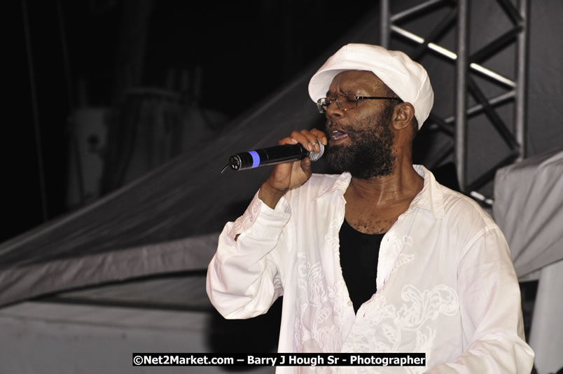 Beres Hammond @ Reggae Sumfest 2008 International Night 2, Catherine Hall, Montego Bay - Saturday, July 19, 2008 - Reggae Sumfest 2008 July 13 - July 19, 2008 - Photographs by Net2Market.com - Barry J. Hough Sr. Photojournalist/Photograper - Photographs taken with a Nikon D300 - Negril Travel Guide, Negril Jamaica WI - http://www.negriltravelguide.com - info@negriltravelguide.com...!