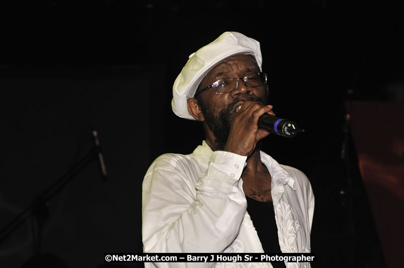 Beres Hammond @ Reggae Sumfest 2008 International Night 2, Catherine Hall, Montego Bay - Saturday, July 19, 2008 - Reggae Sumfest 2008 July 13 - July 19, 2008 - Photographs by Net2Market.com - Barry J. Hough Sr. Photojournalist/Photograper - Photographs taken with a Nikon D300 - Negril Travel Guide, Negril Jamaica WI - http://www.negriltravelguide.com - info@negriltravelguide.com...!