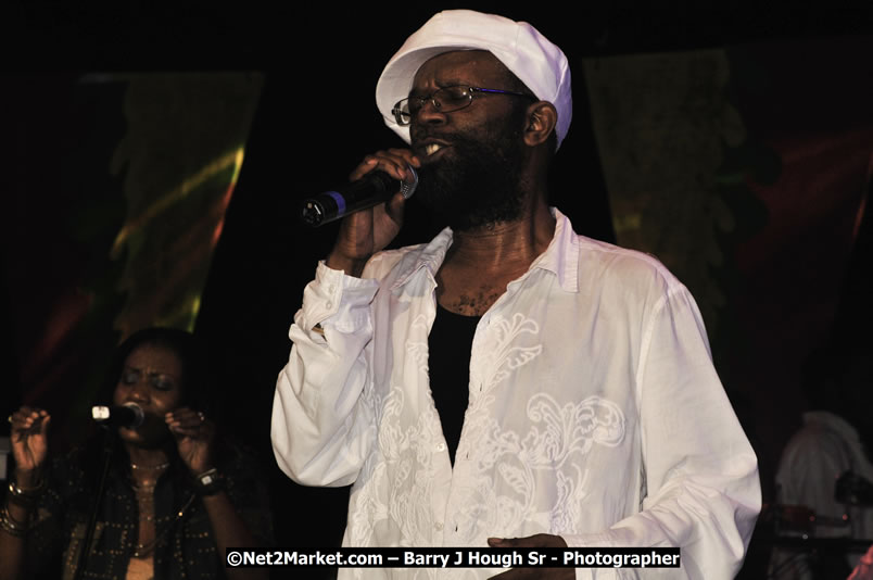 Beres Hammond @ Reggae Sumfest 2008 International Night 2, Catherine Hall, Montego Bay - Saturday, July 19, 2008 - Reggae Sumfest 2008 July 13 - July 19, 2008 - Photographs by Net2Market.com - Barry J. Hough Sr. Photojournalist/Photograper - Photographs taken with a Nikon D300 - Negril Travel Guide, Negril Jamaica WI - http://www.negriltravelguide.com - info@negriltravelguide.com...!