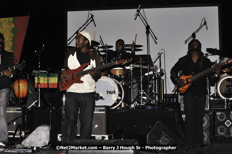 Etana @ Reggae Sumfest 2008 International Night 2, Catherine Hall, Montego Bay - Saturday, July 19, 2008 - Reggae Sumfest 2008 July 13 - July 19, 2008 - Photographs by Net2Market.com - Barry J. Hough Sr. Photojournalist/Photograper - Photographs taken with a Nikon D300 - Negril Travel Guide, Negril Jamaica WI - http://www.negriltravelguide.com - info@negriltravelguide.com...!