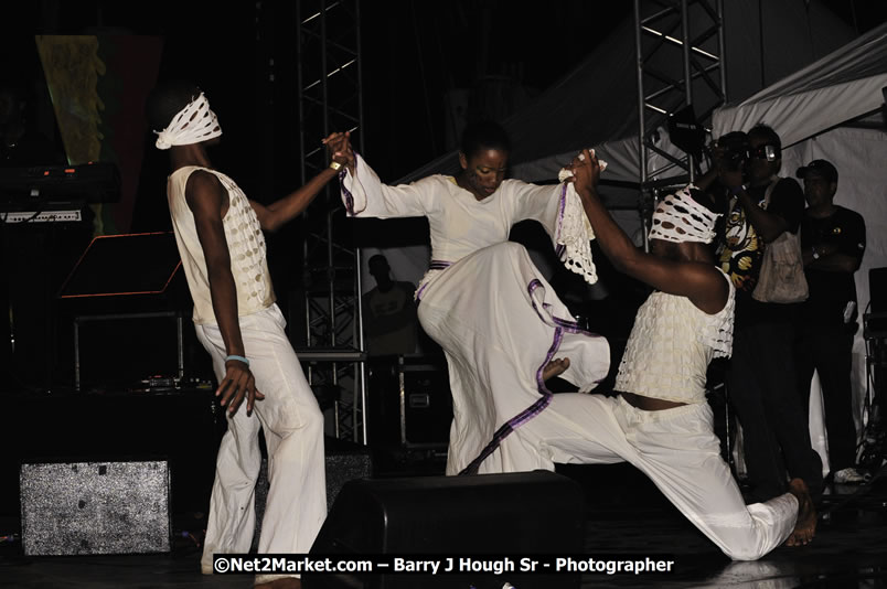 Etana @ Reggae Sumfest 2008 International Night 2, Catherine Hall, Montego Bay - Saturday, July 19, 2008 - Reggae Sumfest 2008 July 13 - July 19, 2008 - Photographs by Net2Market.com - Barry J. Hough Sr. Photojournalist/Photograper - Photographs taken with a Nikon D300 - Negril Travel Guide, Negril Jamaica WI - http://www.negriltravelguide.com - info@negriltravelguide.com...!