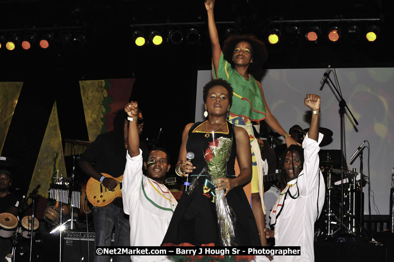 Etana @ Reggae Sumfest 2008 International Night 2, Catherine Hall, Montego Bay - Saturday, July 19, 2008 - Reggae Sumfest 2008 July 13 - July 19, 2008 - Photographs by Net2Market.com - Barry J. Hough Sr. Photojournalist/Photograper - Photographs taken with a Nikon D300 - Negril Travel Guide, Negril Jamaica WI - http://www.negriltravelguide.com - info@negriltravelguide.com...!