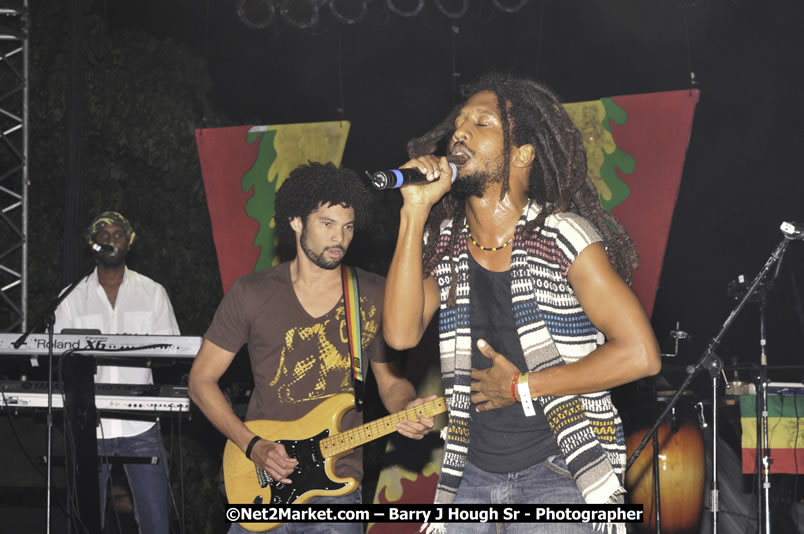 Rootz Underground @ Reggae Sumfest 2008 International Night 2, Catherine Hall, Montego Bay - Saturday, July 19, 2008 - Reggae Sumfest 2008 July 13 - July 19, 2008 - Photographs by Net2Market.com - Barry J. Hough Sr. Photojournalist/Photograper - Photographs taken with a Nikon D300 - Negril Travel Guide, Negril Jamaica WI - http://www.negriltravelguide.com - info@negriltravelguide.com...!