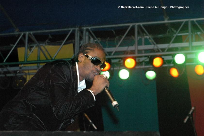 Bounty Killer - Smile Jamaica, Nine Miles, St Anns, Jamaica - Saturday, February 10, 2007 - The Smile Jamaica Concert, a symbolic homecoming in Bob Marley's birthplace of Nine Miles - Negril Travel Guide, Negril Jamaica WI - http://www.negriltravelguide.com - info@negriltravelguide.com...!