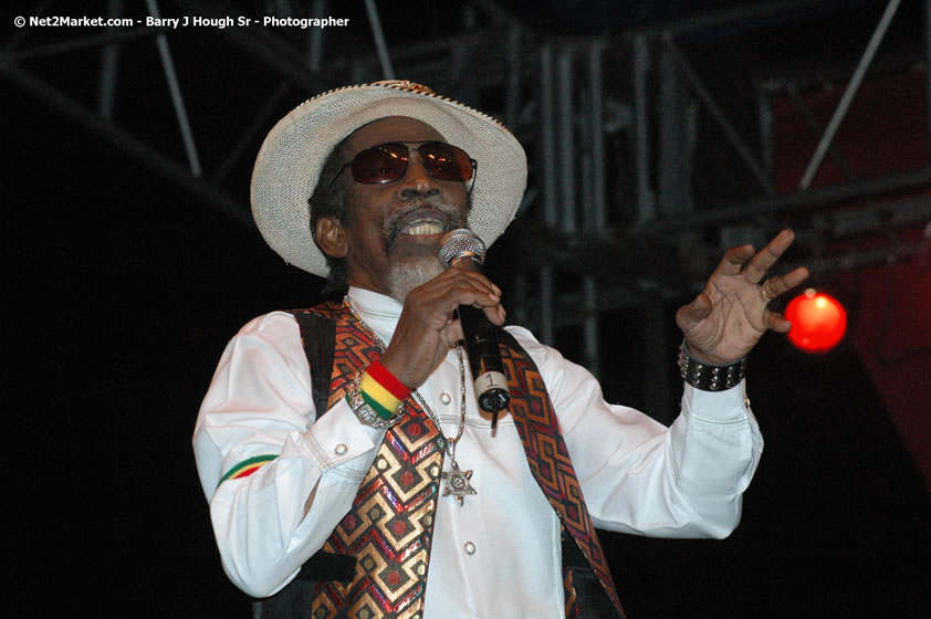 Bunny Wailer - Smile Jamaica, Nine Miles, St Anns, Jamaica - Saturday, February 10, 2007 - The Smile Jamaica Concert, a symbolic homecoming in Bob Marley's birthplace of Nine Miles - Negril Travel Guide, Negril Jamaica WI - http://www.negriltravelguide.com - info@negriltravelguide.com...!