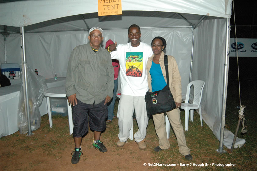 Venue and Audience - Smile Jamaica, Nine Miles, St Anns, Jamaica - Saturday, February 10, 2007 - The Smile Jamaica Concert, a symbolic homecoming in Bob Marley's birthplace of Nine Miles - Negril Travel Guide, Negril Jamaica WI - http://www.negriltravelguide.com - info@negriltravelguide.com...!