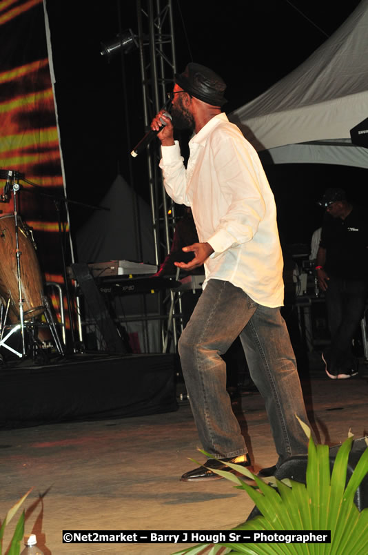 Beres Hammond @ Unite The People An International Reggae Fest, Featuring: Beres Hammond, Coco T, Queen Ifrica, Khalil, Cameal Davis, Iley Dread, Rochelle, Geoffrey Star, Ras Penco, Kool DeLoy, Otis Gayle, J.McKay, Tiney Winey, Venue at Norman Manley Boulevard, Negril, Westmoreland, Jamaica - Saturday, April 4, 2009 - Photographs by Net2Market.com - Barry J. Hough Sr, Photographer/Photojournalist - Negril Travel Guide, Negril Jamaica WI - http://www.negriltravelguide.com - info@negriltravelguide.com...!